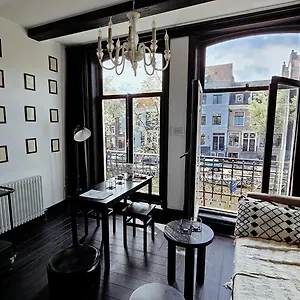 The Black Beauty Private With Canal View From 1799 Frühstückspension
