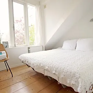 Beautiful 2 Floor Vondelpark Apartment. Frühstückspension